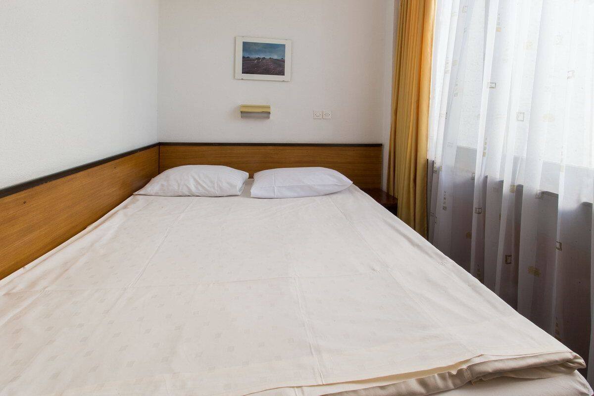 Chambre simple | Coffre-fort, accès au Wi-Fi (inclus), literie fournie