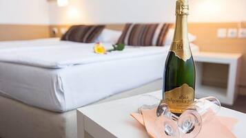 Tweepersoonskamer, balkon | Een kluis op de kamer, gratis wifi, beddengoed