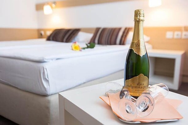 Double Room, Balcony | In-room safe, free WiFi, bed sheets