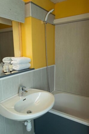 Shower, hair dryer, towels - Hotel Les Tourrades (Cannes)