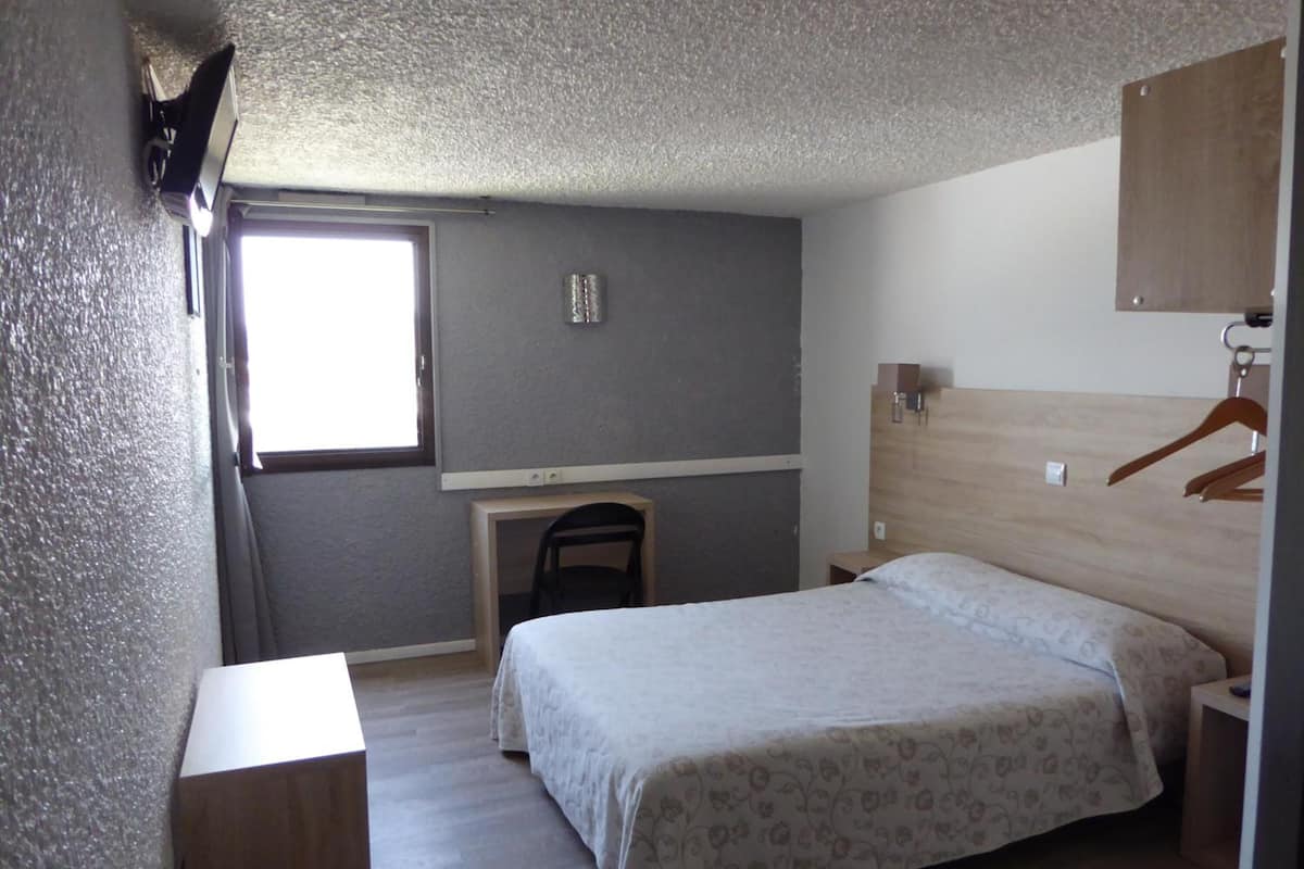Desk, soundproofing, free WiFi