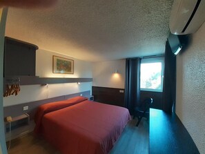 Habitación doble económica | Escritorio, insonorización y wifi gratis 
