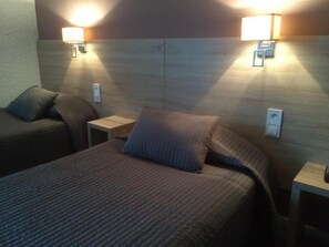 Desk, soundproofing, free WiFi - Hotel Les Tourrades (Cannes)