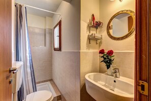 Standard-Doppelzimmer, Gemeinschaftsbad | Badezimmer | Dusche, Haartrockner, Handtücher