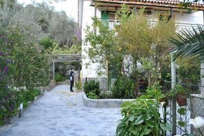 Property grounds - Stelios Studios (Skiathos)