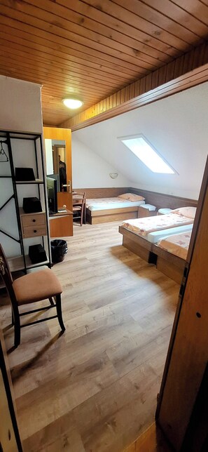 Triple Room | Desk, free WiFi, bed sheets - Pri Ancki Sobe Rooms Accomodation Ljubljana suburbs (Medvode)