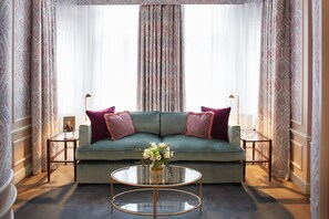 シグネチャー スイート | 高級寝具、羽毛の掛け布団、ミニバー (無料)、セーフティボックス (室内)