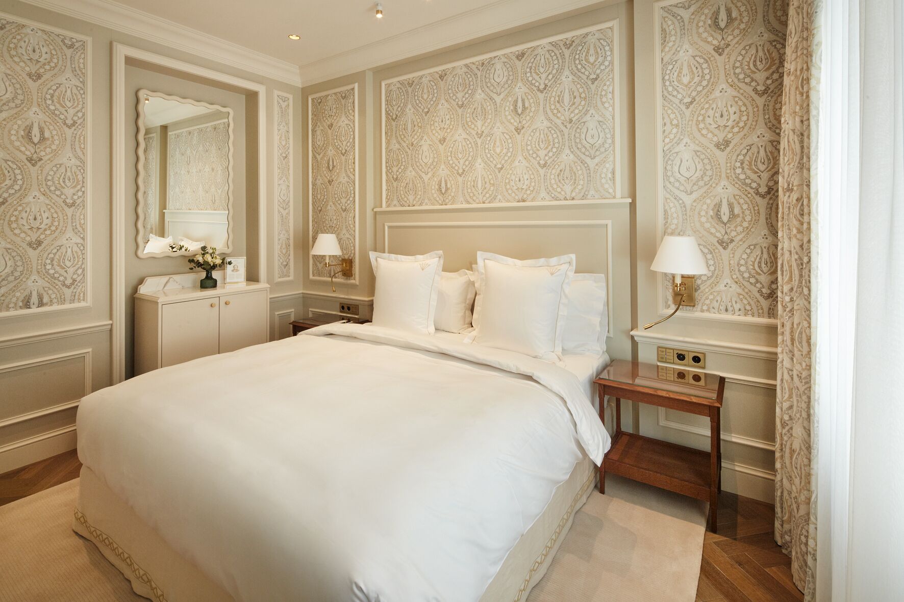 Signature-Suite | Hochwertige Bettwaren, Daunenbettdecken, kostenlose Minibar, Zimmersafe