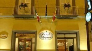Entrada de hotel con un cartel que dice "Hotel Claremont".