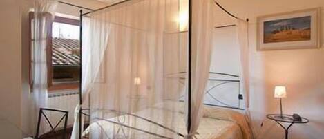 Double Room | Desk, rollaway beds, free WiFi, bed sheets