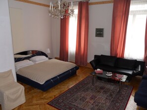 Bureau, rideaux occultants, fer et planche à repasser, Wi-Fi gratuit