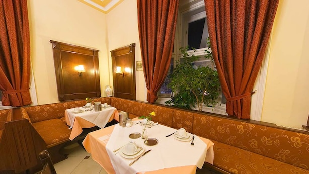 A restaurant with booths and tables set for dining. - Hotel Pension Stadtpark (Vienna)