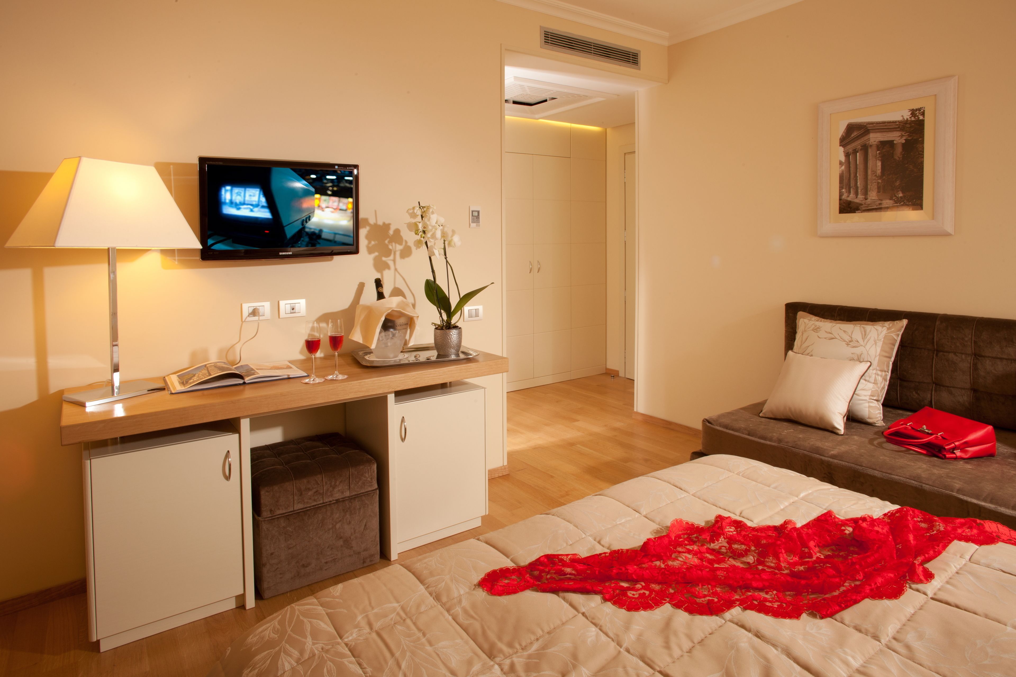 hypo-allergenic bedding, minibar, in-room safe, desk