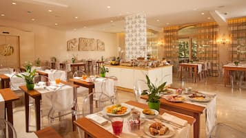 فطور أوروبي يوميًا بتكلفة قدرها (7 EUR للشخص)