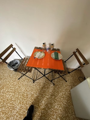 Quarto duplo básico | Frigobar, cortinas blackout, ferros/tábuas de passar roupa