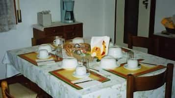 Free daily buffet breakfast
