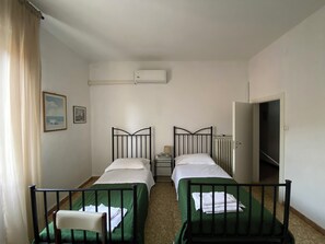 Basic Twin Room | Minibar, blackout curtains, iron/ironing board, free WiFi - B&B Accorsi (Bologna)