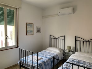 Quarto standard, 2 camas de solteiro | Frigobar, cortinas blackout, ferros/tábuas de passar roupa