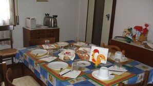 A dining table set with plates, glasses, and a centerpiece. - B&B Accorsi (Bologna)