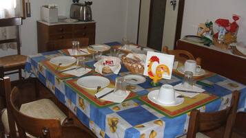 Free daily buffet breakfast