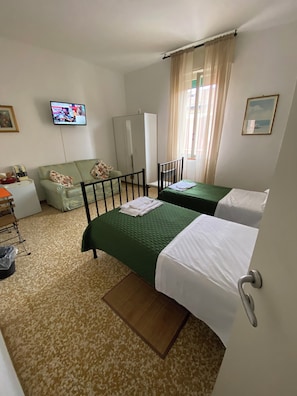 Basic Twin Room | Minibar, blackout drapes, iron/ironing board, free WiFi - B&B Accorsi (Bologna)