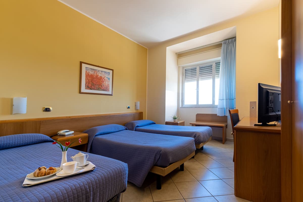 Triple Room | In-room safe, desk, free WiFi, bed sheets