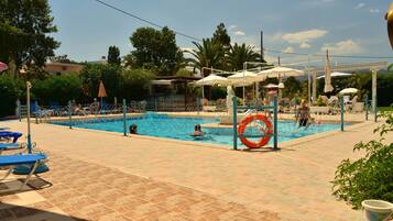 Piscine extérieure (ouverte en saison), parasols de plage