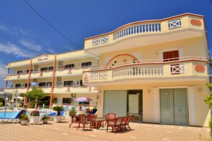 Piscina externa sazonal, funciona das 8h30 às 21h, guarda-sóis