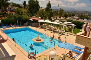 Una piscina al aire libre de temporada (de 08:30 a 21:00), sombrillas