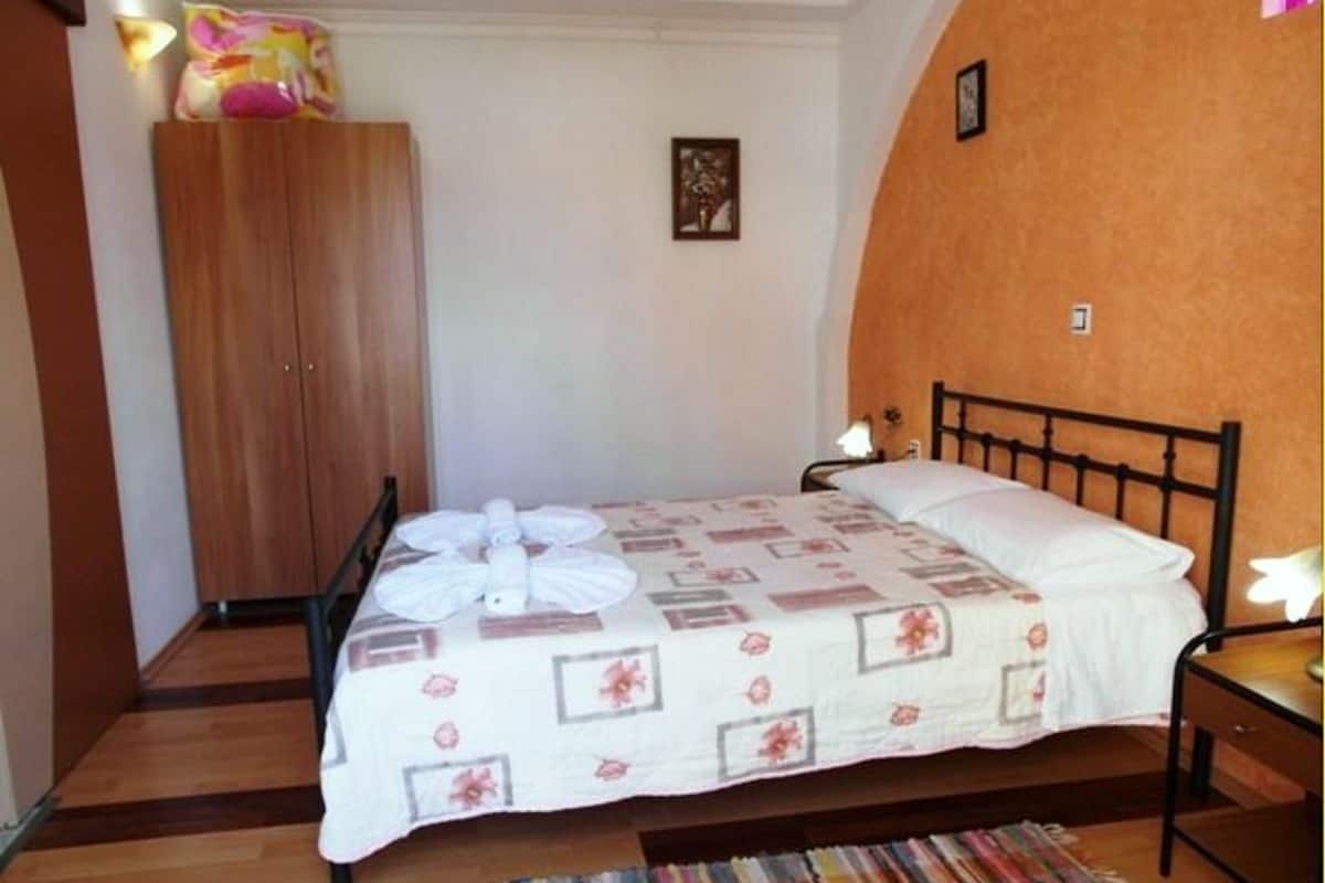Premium bedding, in-room safe, desk, laptop workspace
