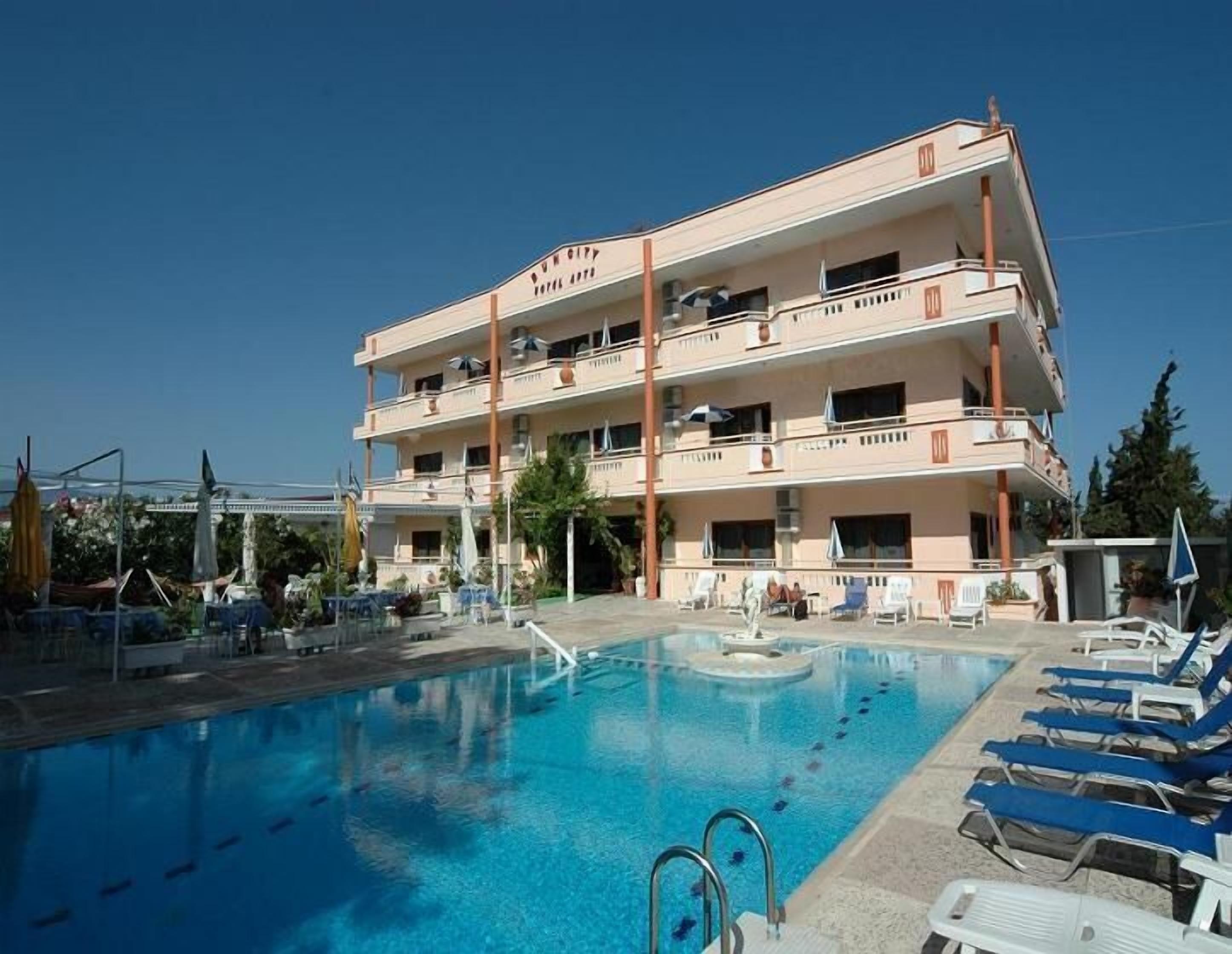 Een seizoensgebonden buitenzwembad, parasols voor strand/zwembad