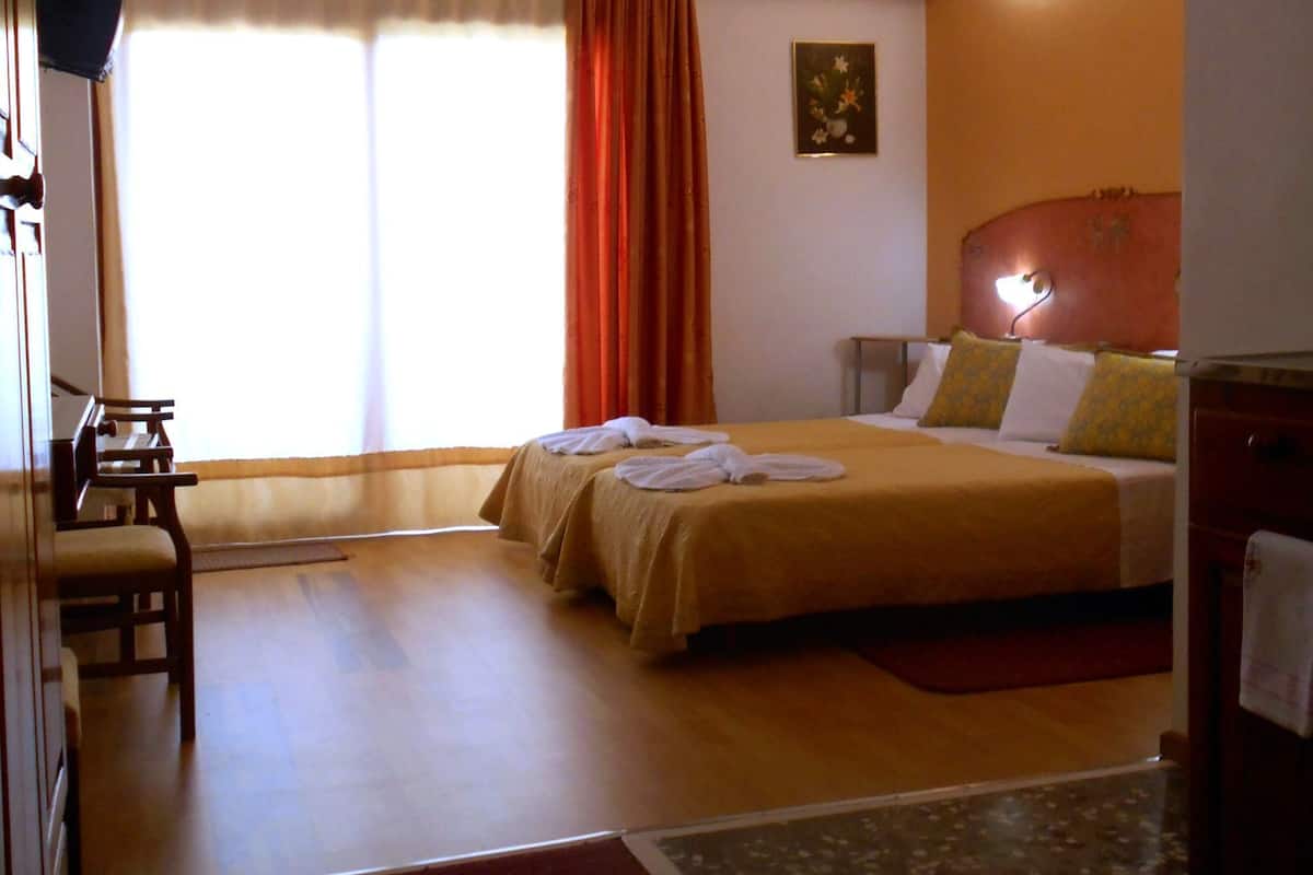 Premium bedding, in-room safe, desk, laptop workspace