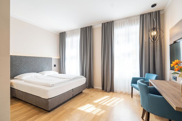 Superior Double Room, 1 Queen Bed | In-room safe, desk, iron/ironing board, free WiFi - Das Jedermann Boutiquehotel (Salzburg)