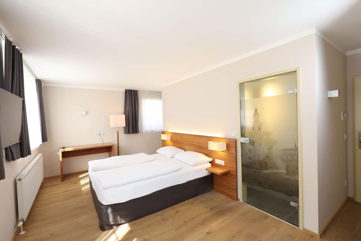 In-room safe, desk, iron/ironing board, free WiFi