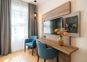 スーペリア ダブルルーム クイーンベッド 1 台 | セーフティボックス (室内)、デスク、アイロン / アイロン台、WiFi (無料)