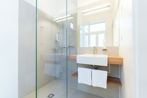 Comfort Double Room, 1 Katil Ratu (Queen) | Peti besi dalam bilik, meja, seterika/papan seterika, Wi-fi percuma 