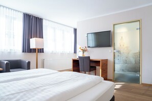 Comfort Double Room, 1 Queen Bed | Bathroom | Shower, hair dryer, towels - Das Jedermann Boutiquehotel (Salzburg)