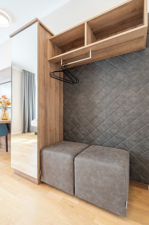 In-room safe, desk, iron/ironing board, free WiFi - Das Jedermann Boutiquehotel (Salzburg)