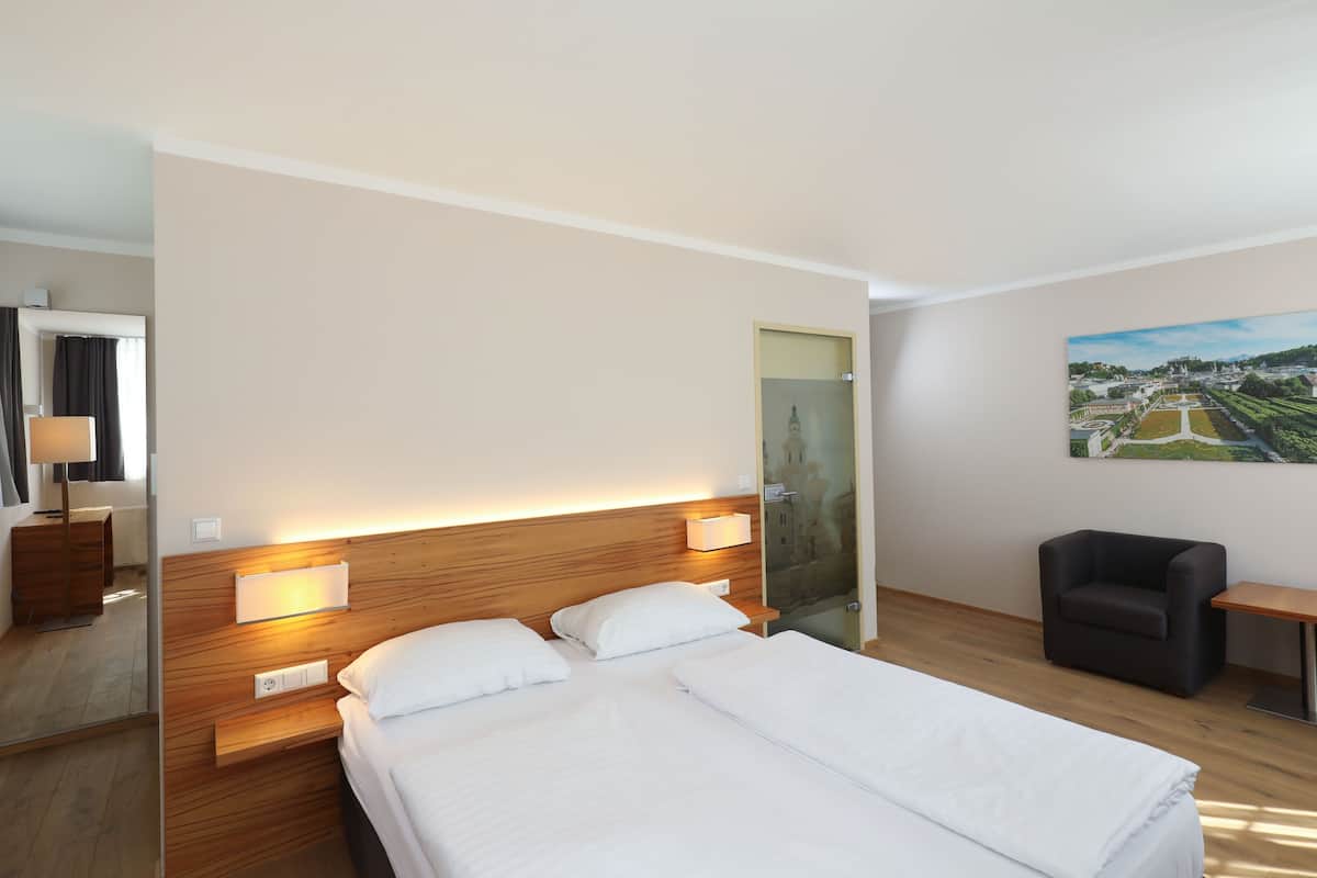 In-room safe, desk, iron/ironing board, free WiFi