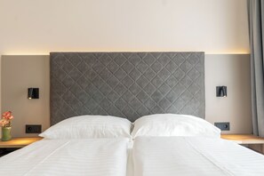 Kamar Double Superior, 1 Tempat Tidur Queen | Brankas, meja kerja, setrika/meja setrika, dan Wi-Fi gratis