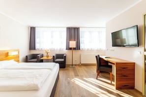 In-room safe, desk, iron/ironing board, free WiFi - Das Jedermann Boutiquehotel (Salzburg)