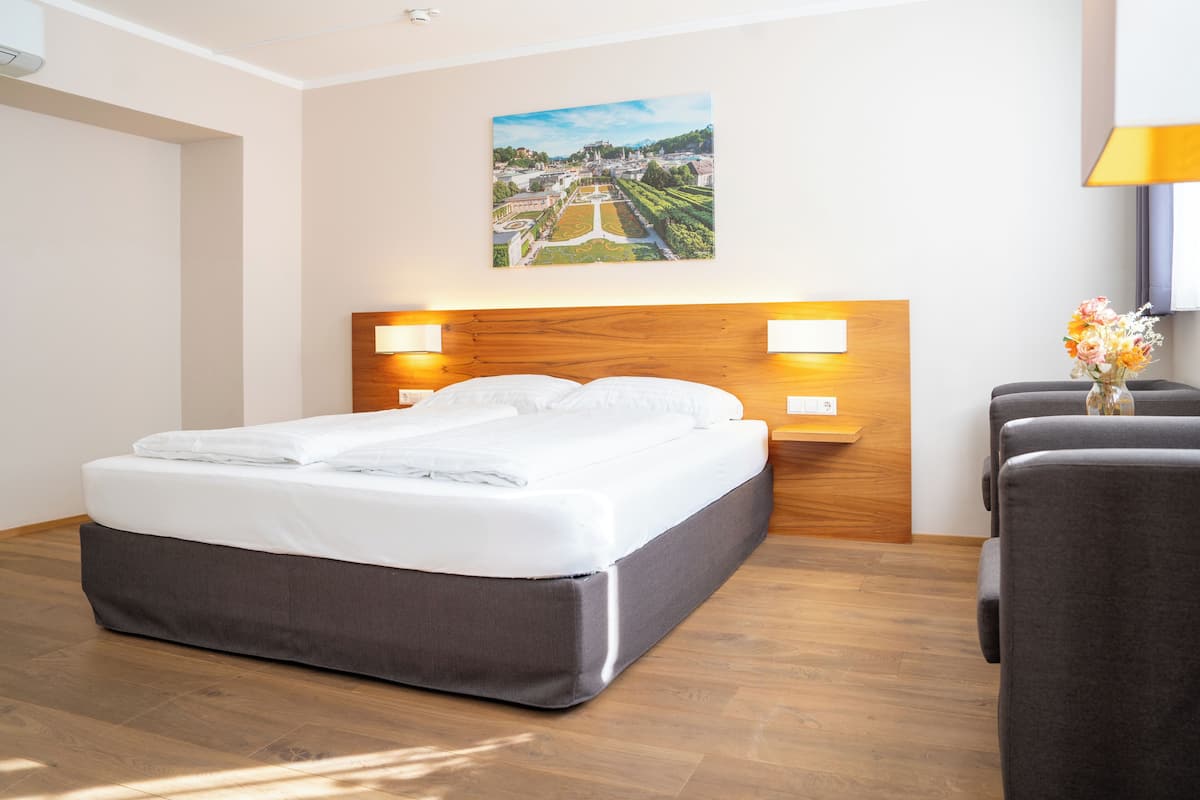 Comfort Double Room, 1 Queen Bed | In-room safe, desk, iron/ironing board, free WiFi