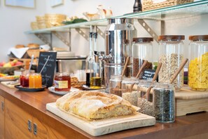 Daily buffet breakfast (EUR 21 per person) - Das Jedermann Boutiquehotel (Salzburg)