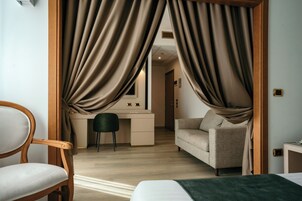 Junior Suite (Deluxe) | Minibar, in-room safe, desk, soundproofing