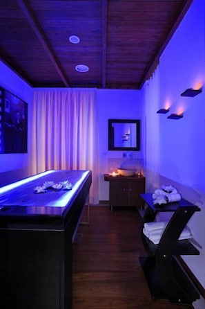 Couples treatment room(s), sauna, steam room, body treatments