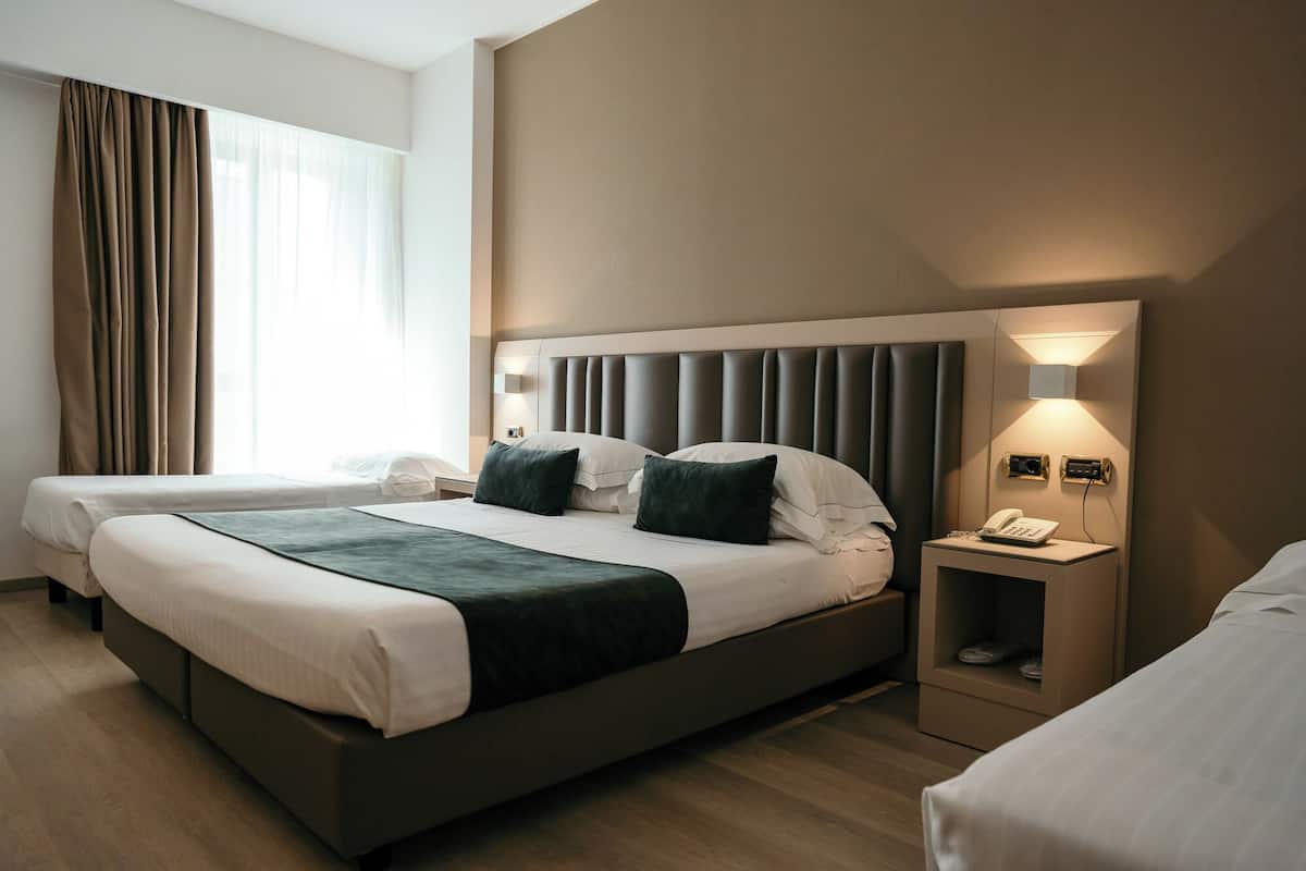 Chambre Quadruple Standard | 1 chambre, minibar, coffres-forts dans les chambres, bureau