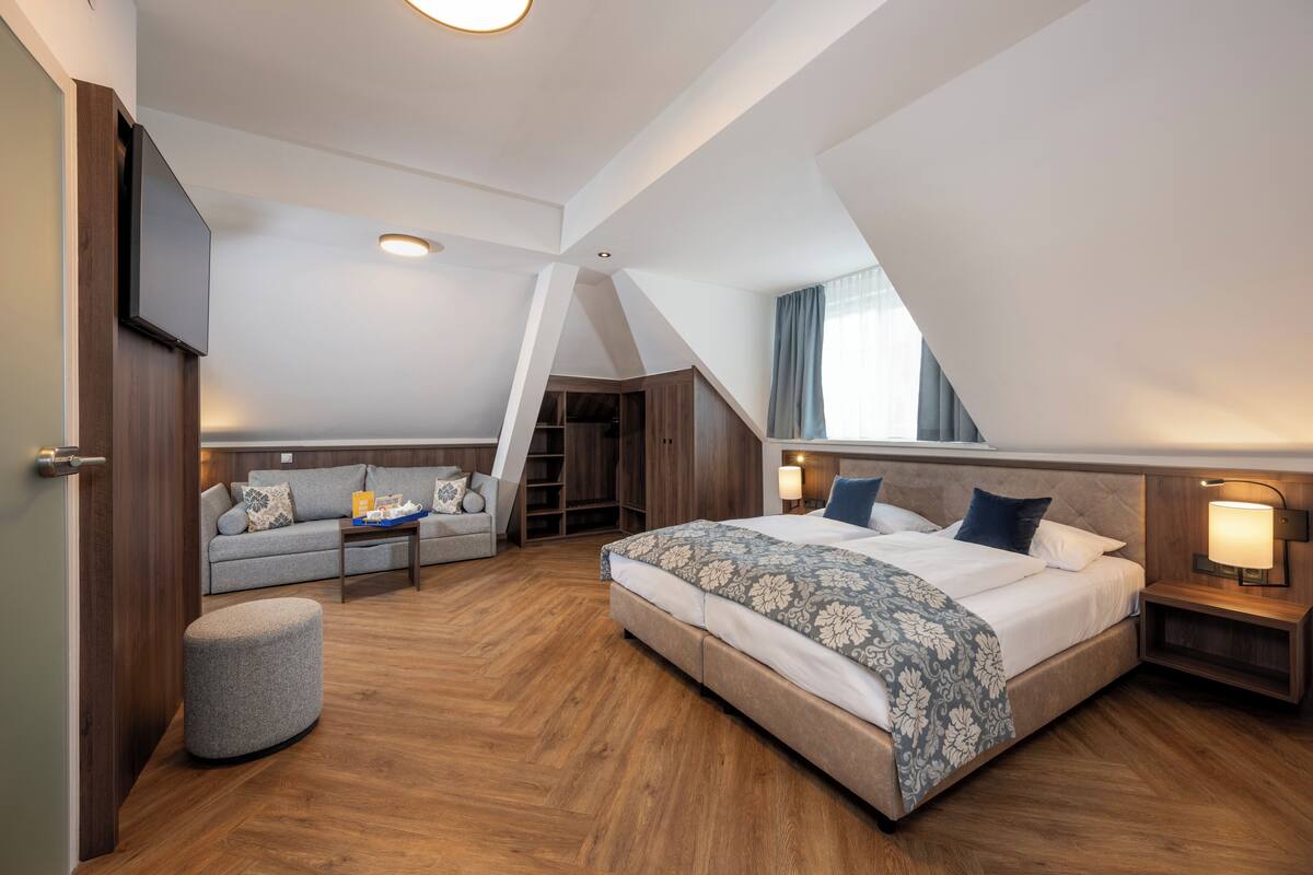 Minibar, desk, free cots/infant beds, WiFi