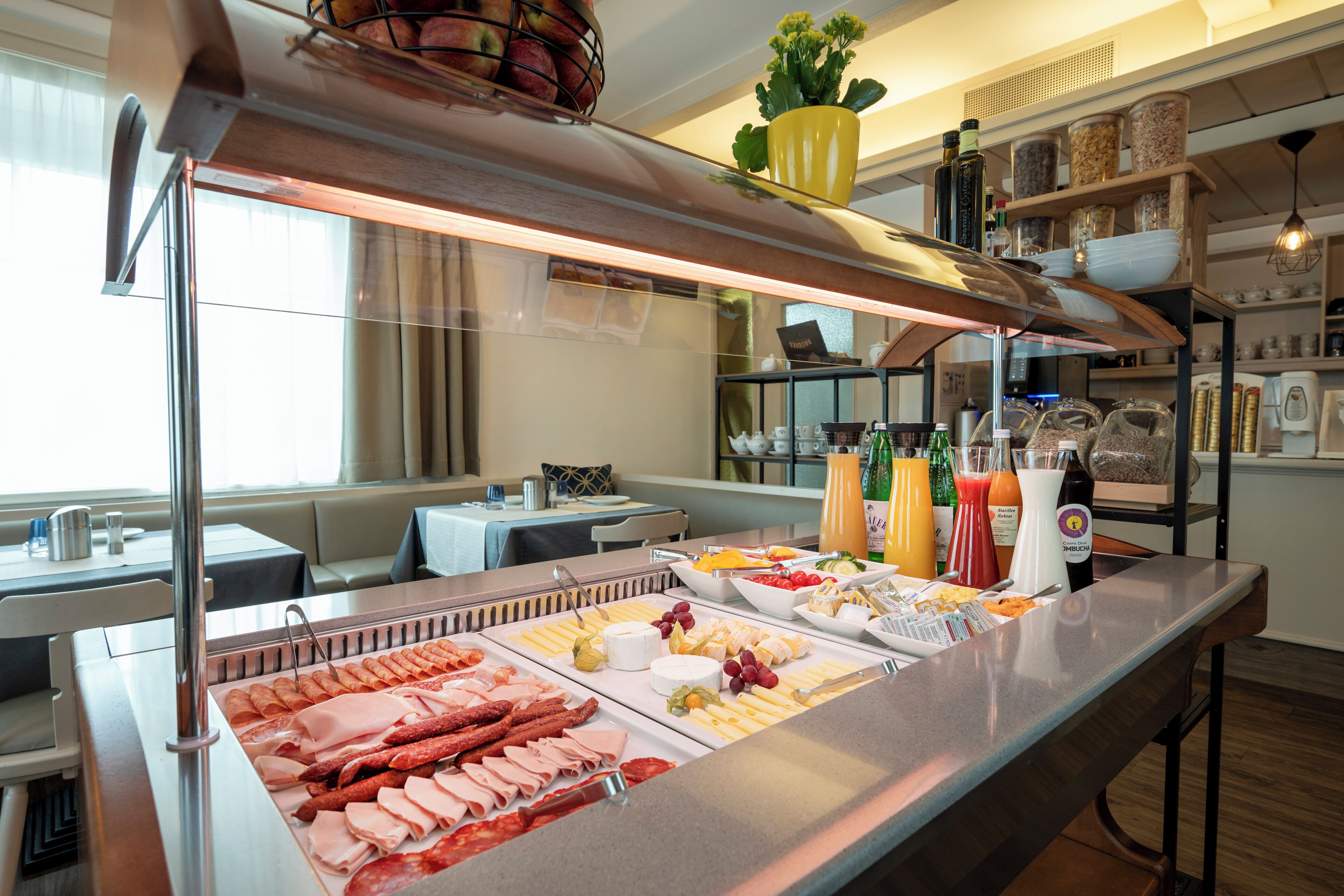 Petit déjeuner buffet (16 EUR par personne)