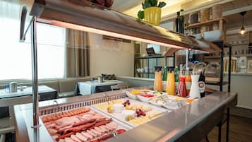 Desayuno buffet (EUR 16 por persona)