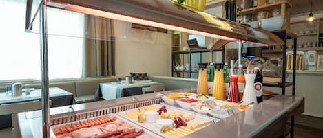 Petit déjeuner buffet (16 EUR par personne)